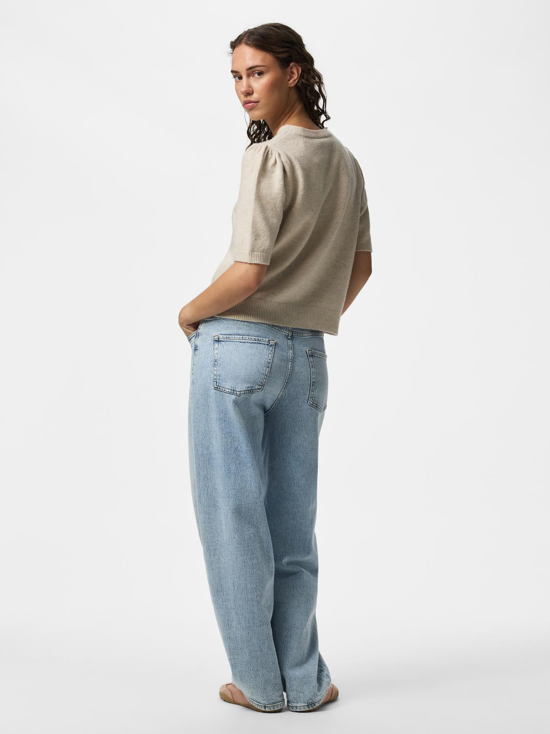 model_shot-back